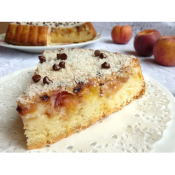 Нарядный бисквитный торт с персиками и кремом