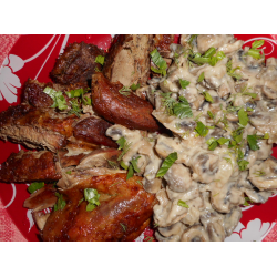Рецепт: Запеченое мясо утки с гарниром из шампиньонов