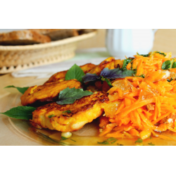 Рецепт: Морковные наггетсы из курицы с легким салатом