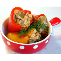 Перец фаршированный в томатно-сметанном соусе