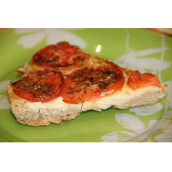 Рецепт: Открытый пирог с сыром и томатами