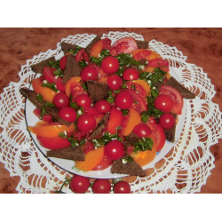 Рецепт: Салат "Три помидора" с салями и черным хлебом
