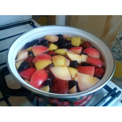 Рецепт: Компот с ежевикой, клубникой, виноградом и яблоками