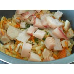 Рецепт: Тилапия с овощами под сливочным "одеялом" с сыром и оливками