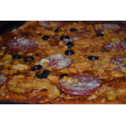 Рецепт: Колбасная пицца с брынзой и оливками