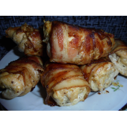 Рецепт: Фаршированные сыром куриные грудки в беконе