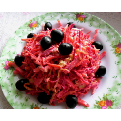 Рецепт: Салат с капустой, колбасой, свеклой, грецкими орехами