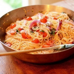 Рецепт: Спагетти с помидорами и базиликом