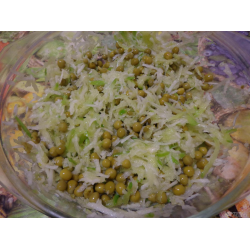 Рецепт: Салат с редькой и зеленым горошком