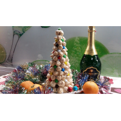 Рецепт: Новогодняя елочка из безе с цветными шариками