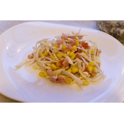 Рецепт: Салат из кукурузы, томатов и капусты