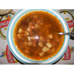 Вкусное блюдо к обеду. Рецепт томатного супа с курицей, фасолью и овощами