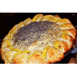 Рецепт: Мясной пирог с сырными лепестками "Подсолнух"