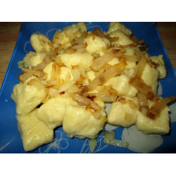 Рецепт: Картофельные галушки с соленым салом и луком