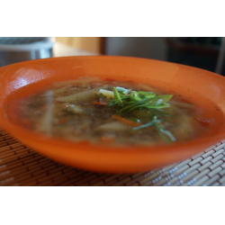 Рецепт: Перуанский суп из киноа с красным рисом и чечевицей