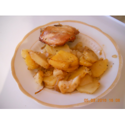 Рецепт: Картошка с куриными бедрышками в сметанном соусе