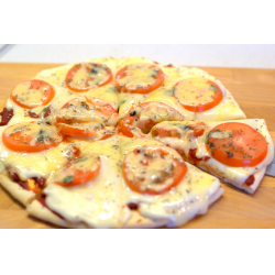 Рецепт: Пицца с томатами и моцареллой