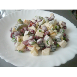 Рецепт: Салат из соленого огурчика, фасоли и яблока