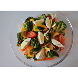 Рецепт: Салат из брокколи с яйцом и помидорами