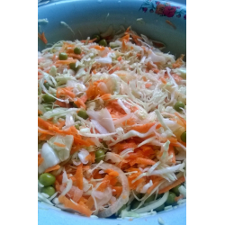 Рецепт: Салат из белокачанной капусты с морковью и горошком