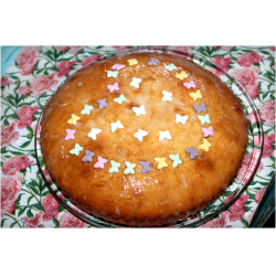 Рецепт: Пышный пирог с глазурью и декоративной кондитерской посыпкой