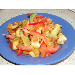 Рецепт: Салат из цветной капусты в кляре из кукурузных палочек и авокадо