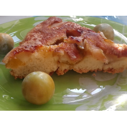 Рецепт: Бисквитный пирог со сливой и яблоками