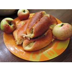 Рецепт: Пирожки из готового теста с тушеными яблоками