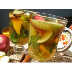 Рецепт: Напиток с яблоком, мятой и корицей