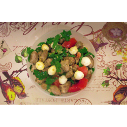 Рецепт: Салат из куриных сердец и моцареллы
