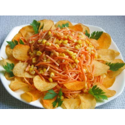Рецепт: Салат с корейской морковью, томатами черри и чипсами