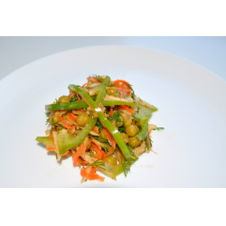 Рецепт: Салат из моркови с яблоком и зеленым горошком