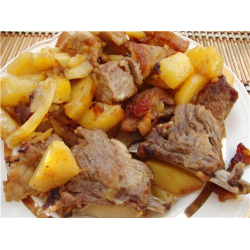 Рецепт: Тушеная картошка со свиными ребрышками