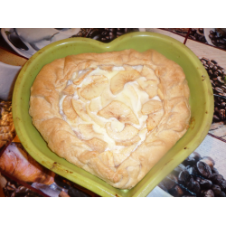 Рецепт: Пирог с яблоками и сметаной в слоеном тесте