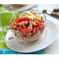 Рецепт: Салат крабовый с помидорами и чесноком