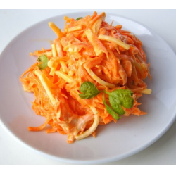 Салат с сухариками, свежей морковью и чесноком