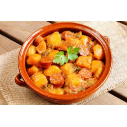 Рецепт: Жаренный картофель с луком и сосисками в томатном соусе