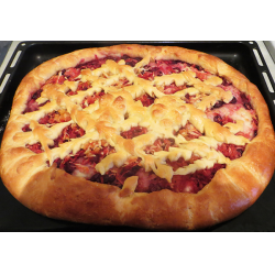 Рецепт: Пирог дрожжевого теста с вишней, смородиной и яблоком