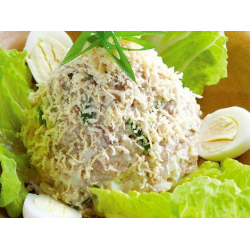Рецепт: Салат из печени трески | С рисом, яйцом и зелёным горошком