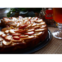 Рецепт: Имбирный бисквит с яблоком
