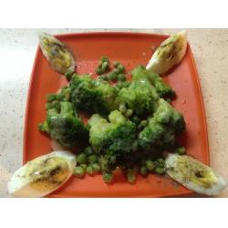 Рецепт: Салат теплый из брокколи и зеленого горошка
