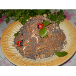 Рецепт: Торт без выпечки "Муравьиная горка" с изюмом, корицей и маком