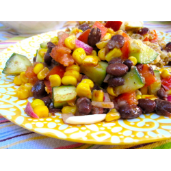 Рецепт: Салат с консервированной фасолью и кукурузой