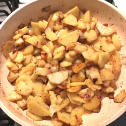 Рецепт: Жаренный картофель с медом и луком
