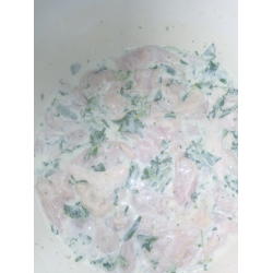 Рецепт: Куриная грудка в кефире в свежей зелени с картофелем