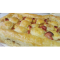 Фото Закрытый пирог из слоеного теста с мясной начинкой, сосисками и луком