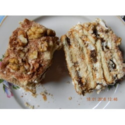 Торт из печенья с творожно-сметанным кремом, киви, бананом и орехами