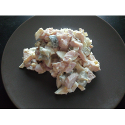 Рецепт: Салат с копченой курицей и маринованным огурцом