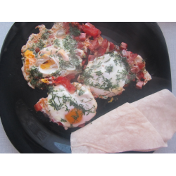 Рецепт: Яичница с помидорами, колбасой и укропом