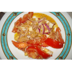 Рецепт: Салат с тунцом и свежими помидорами